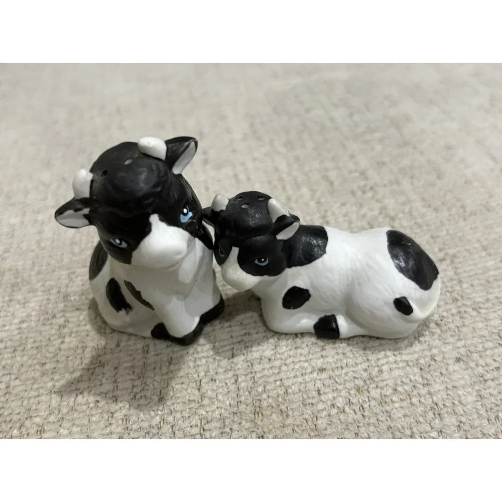 Charming vintage ceramic cow salt‎ and pepper shaker set Holstein-style cows